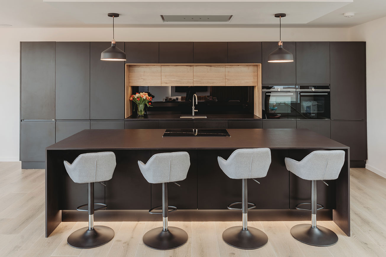 Modern Kitchen design by Yealm Kitchens